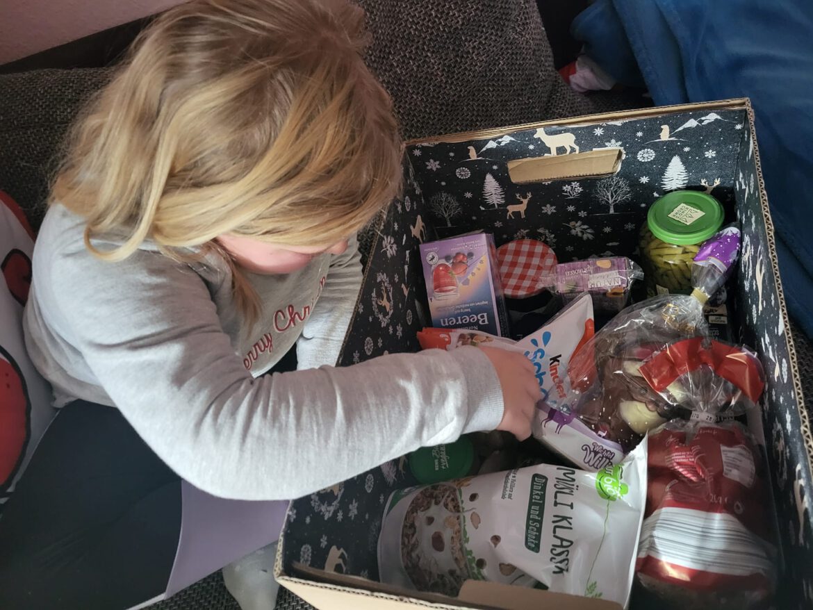 Nicht nur die Kinder bekamen Geschenke, auch die Eltern (die Familie)… Lebensmittelspende der Firma ARQIS