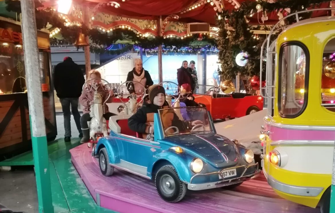 Es waren weitere Kinder auf dem Karussell und hatten viel Spaß auf dem Weihnachtsmarkt