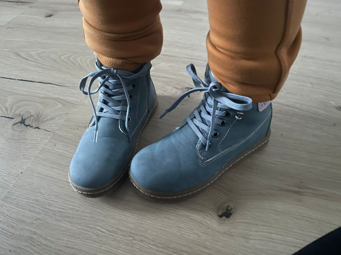 Elly bekam neue Schuhe und Kleidung