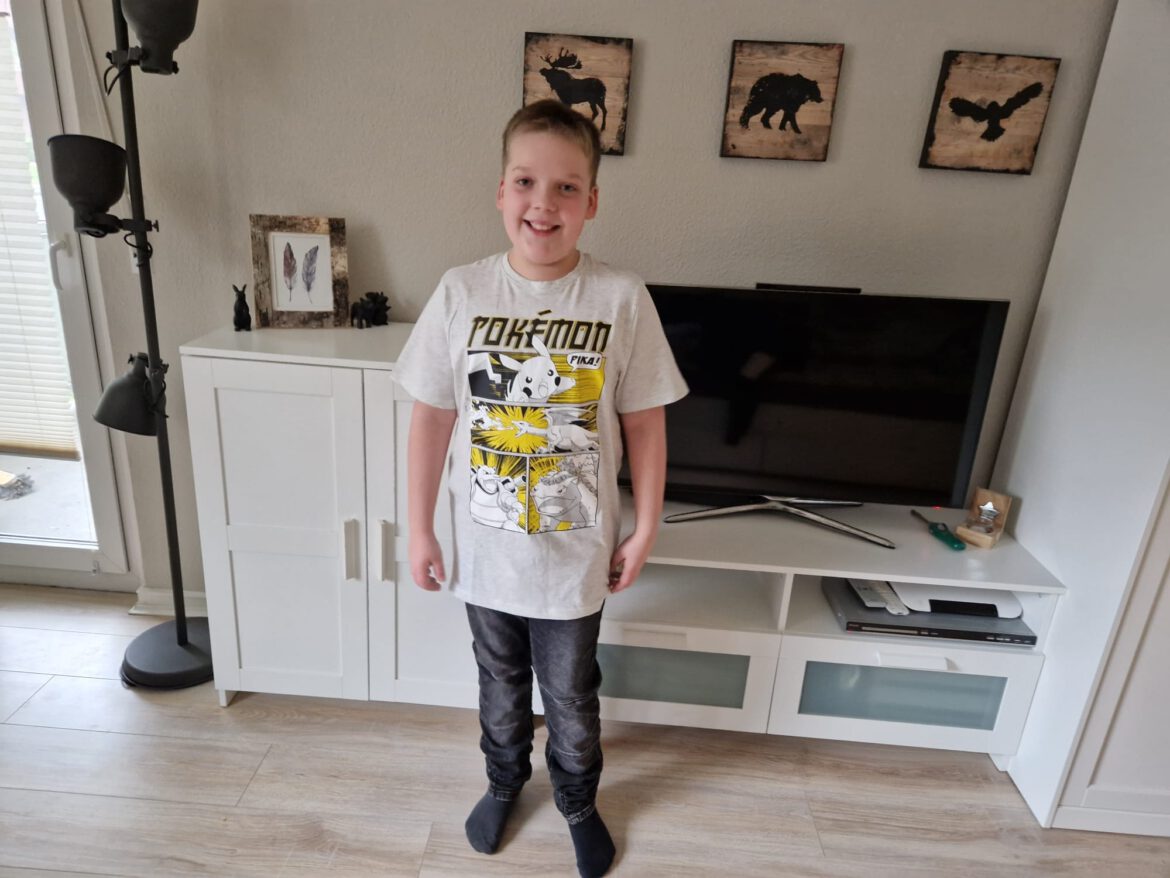 Mika bekam Schuhe und neue Kleidung