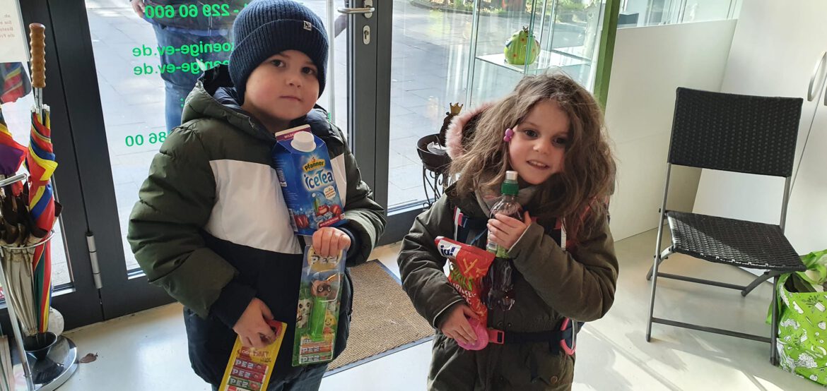 Besuch bei uns in der Geschäftsstelle von Malik + Malia – die Familie holte Malia´s Schulrucksack ab