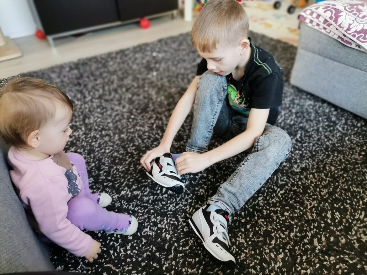 Schuhe gab es auch bei diesen Geschwistern