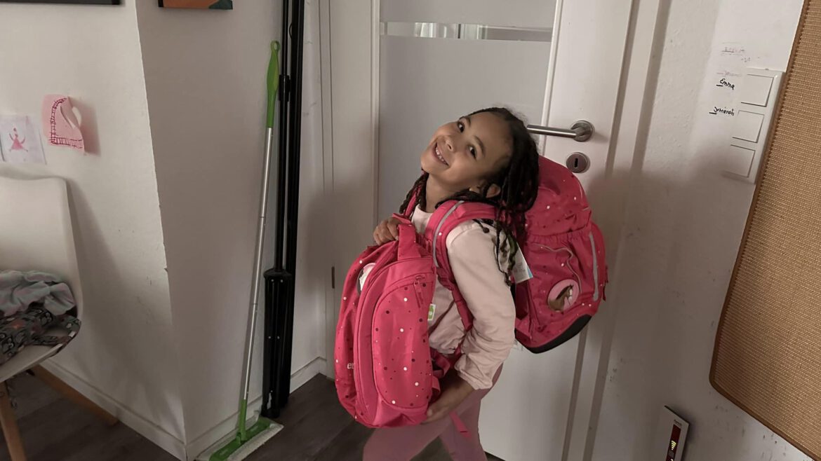 Jemimah kommt dieses Jahr in die 1. Klasse und holte ihren egobag bei uns ab