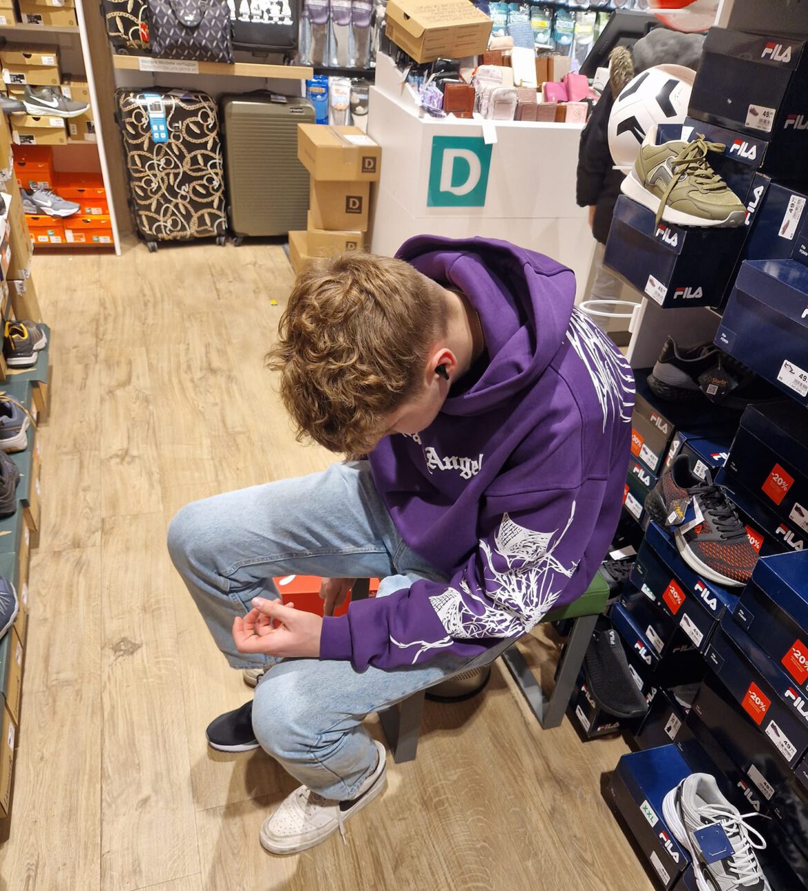 Markuss bekam auch neue Schuhe und sagt von Herzen Danke an seine Schuh-Paten