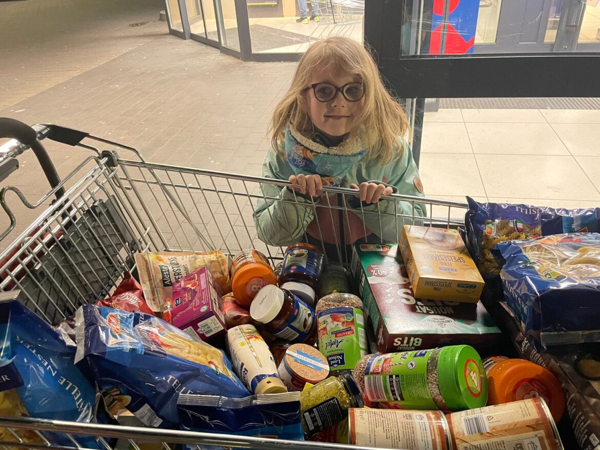 Elly war mit ihrer Mama den Trockenvorrat einkaufen