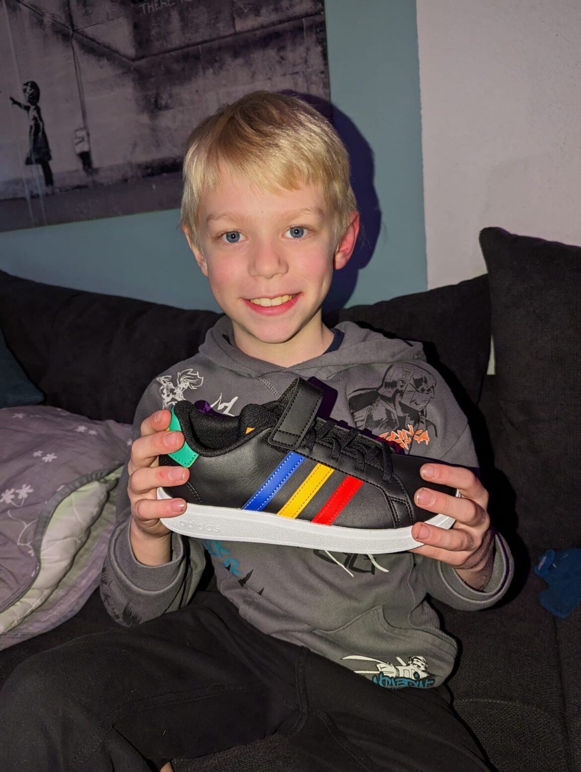 Dank unserer großzügigen Schuh-Paten und Schuh-Patinnen haben unsere Kinder sich neue Schuhe aussuchen dürfen – hier zeigt Luca seine…