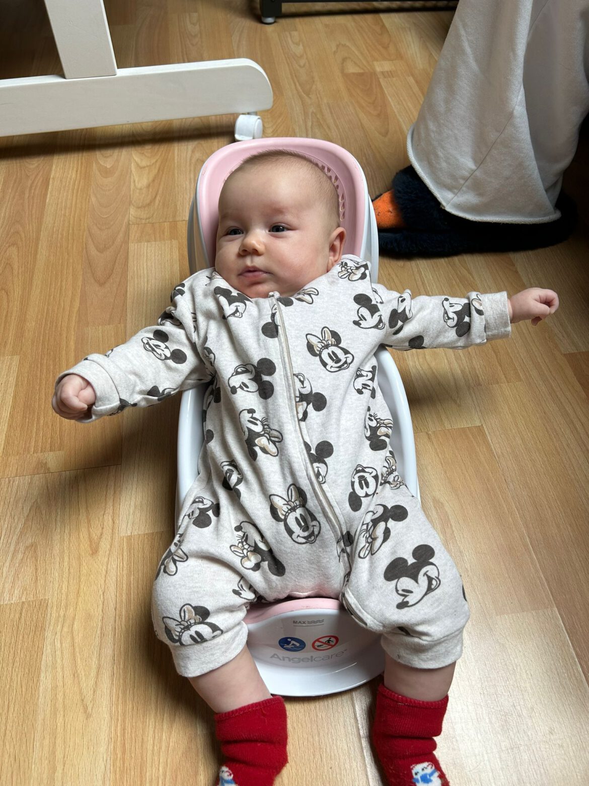 Eine Badehilfe für Baby Danila