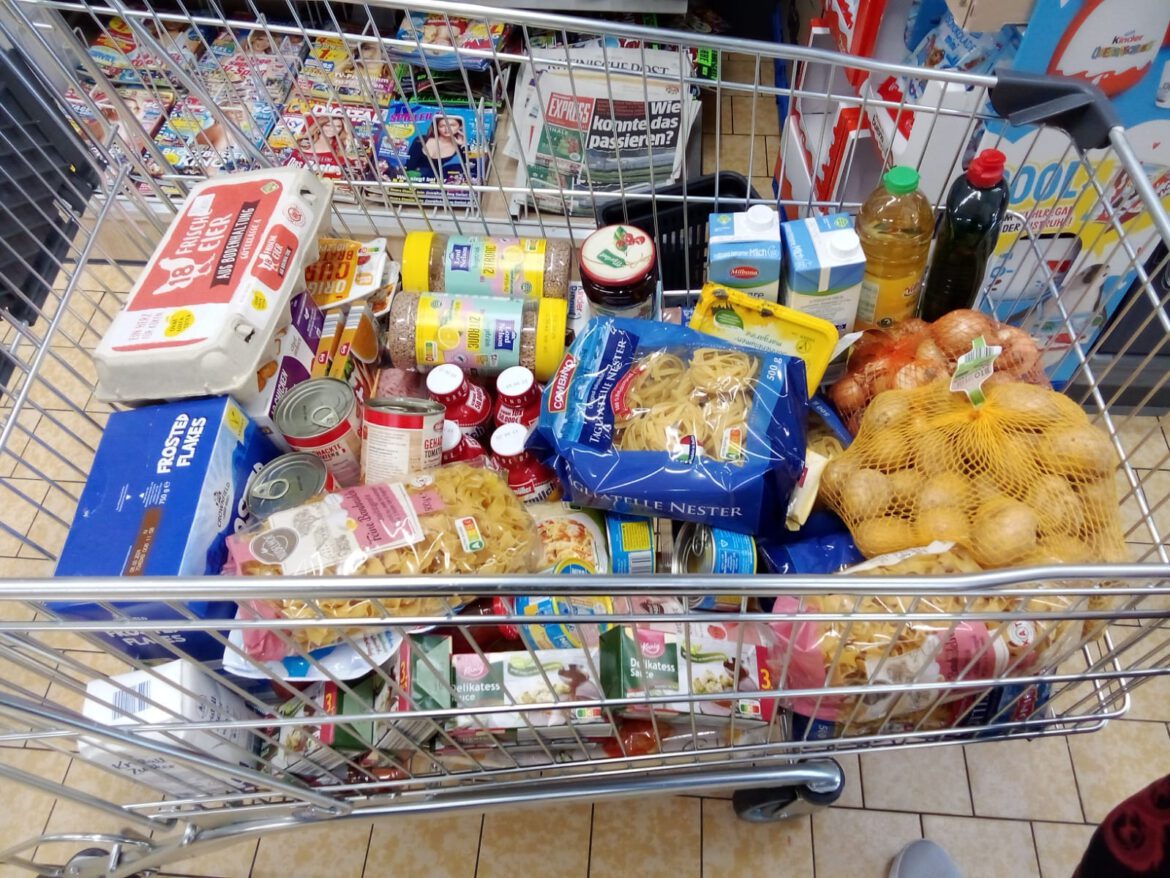 Lebensmitteleinkauf für die Familie von Markuss und Nikolass
