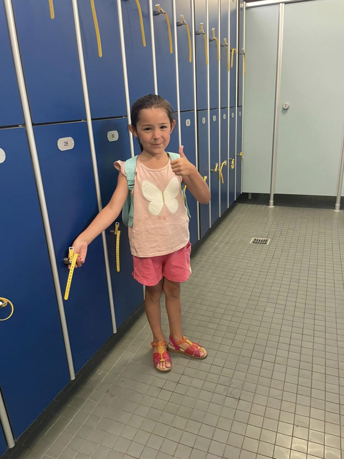 Ein weiteres Kind lernte in den Ferien schwimmen