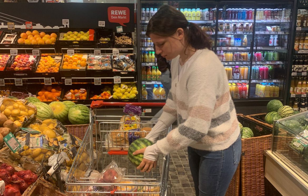 Auch Giulia konnte sich – dank unserer Obst- u. Gemüse-Paten*innen – frisches Obst kaufen