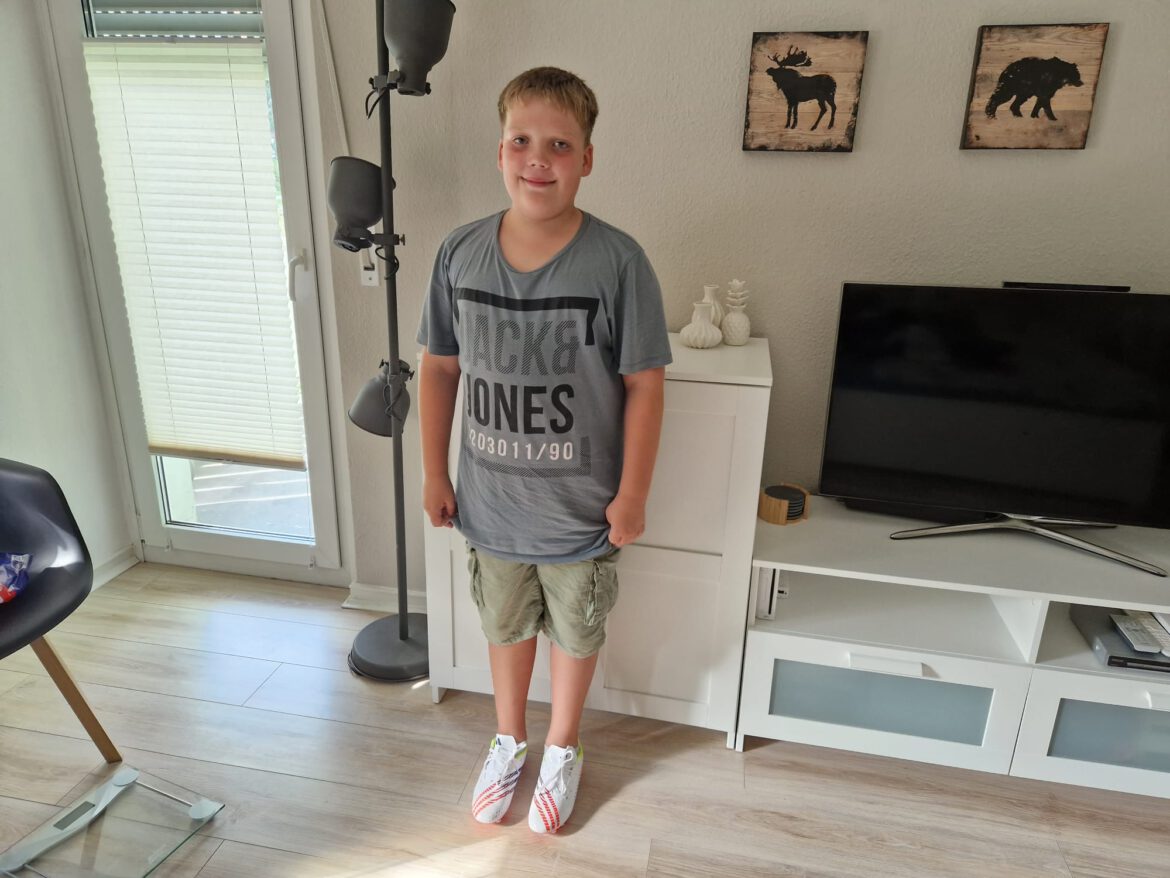 Neue Schuhe und Fußball-Schuhe für Mika