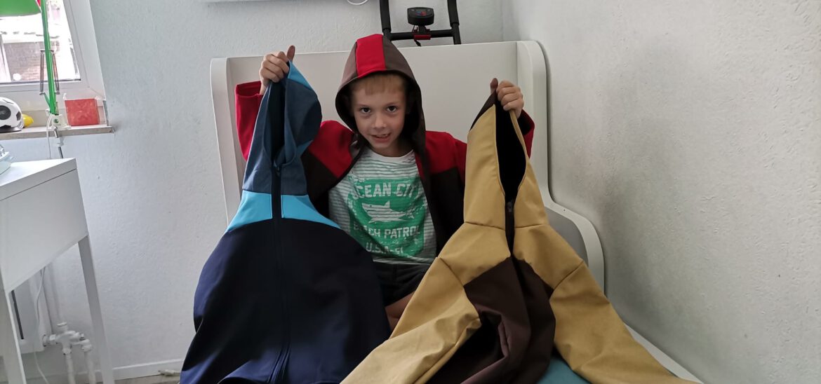 Wir haben für unsere kleineren Kinder selbst genähte Softshell-Jacken bekommen