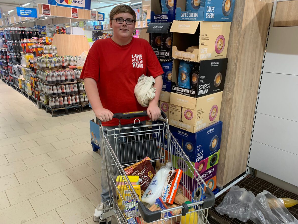 Henry half seiner Mutter beim Einkauf