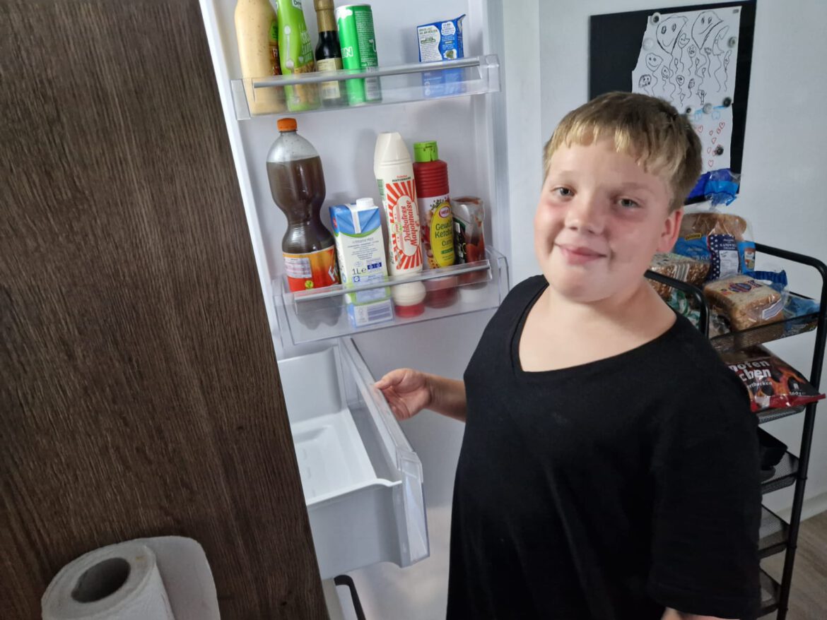 Ein neue Kühlschrank für die Familie von Mika