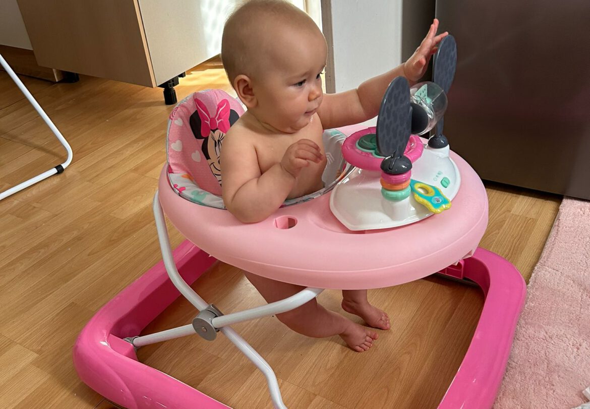 Danila bekam eine Lauf-Lern-Hilfe