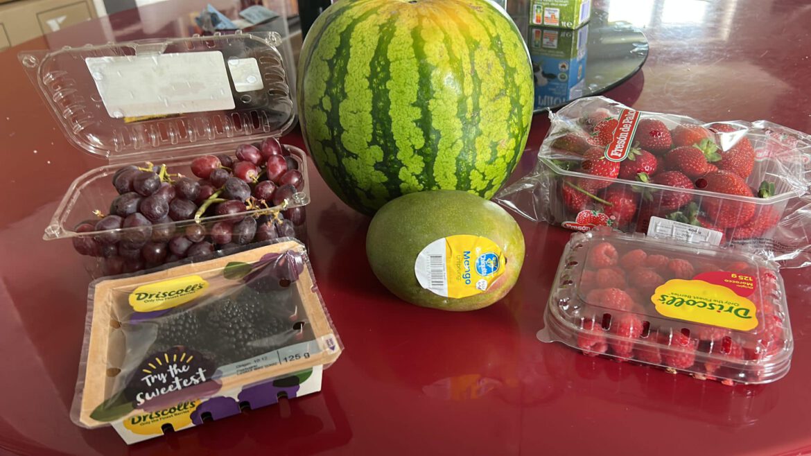 Dank der Obst- u. Gemüse-Paten*innen gibt es für Emma + Jemimah ein gesundes Pausenbrot