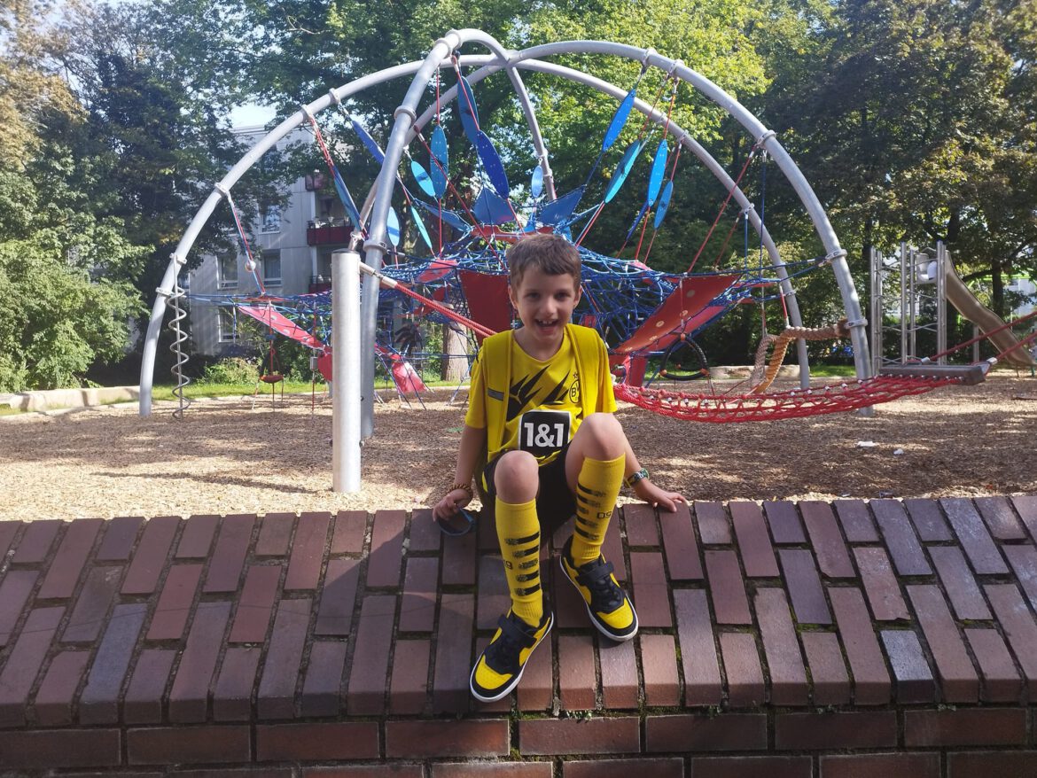 Auch Jason bekam neue Schuhe – die Schuh-Paten waren großzügig: es gab 2 Paar