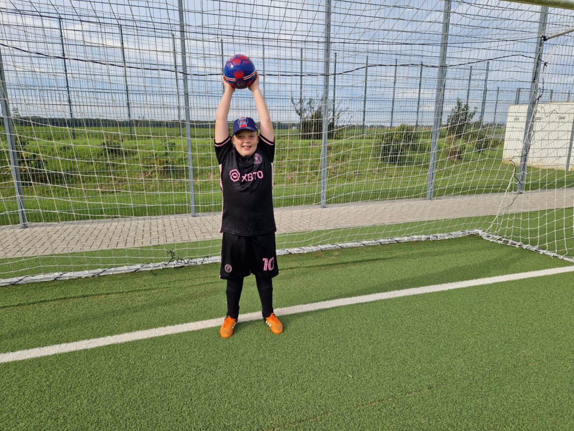 Danke an den Spender Herrn Roland P. – Mika bekam einen Fussball von seinem Lieblingsverein