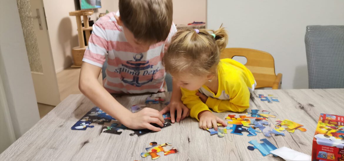 Miron und Daria hatten viel Spaß mit dem Weihnachts-Puzzle