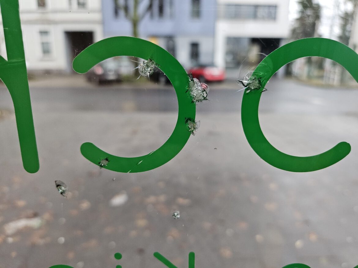 Unsere Scheibe in der Türe wurde zerstört… wer macht denn so etwas