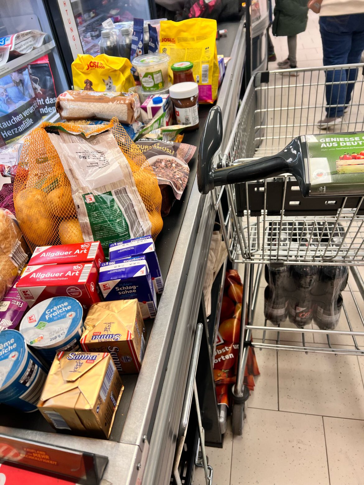 Lebensmitteleinkauf für die Familie von Maya + Kay