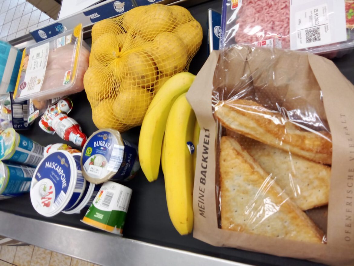 Die Familie von Armando bekam einen Lebensmittel-Gutschein