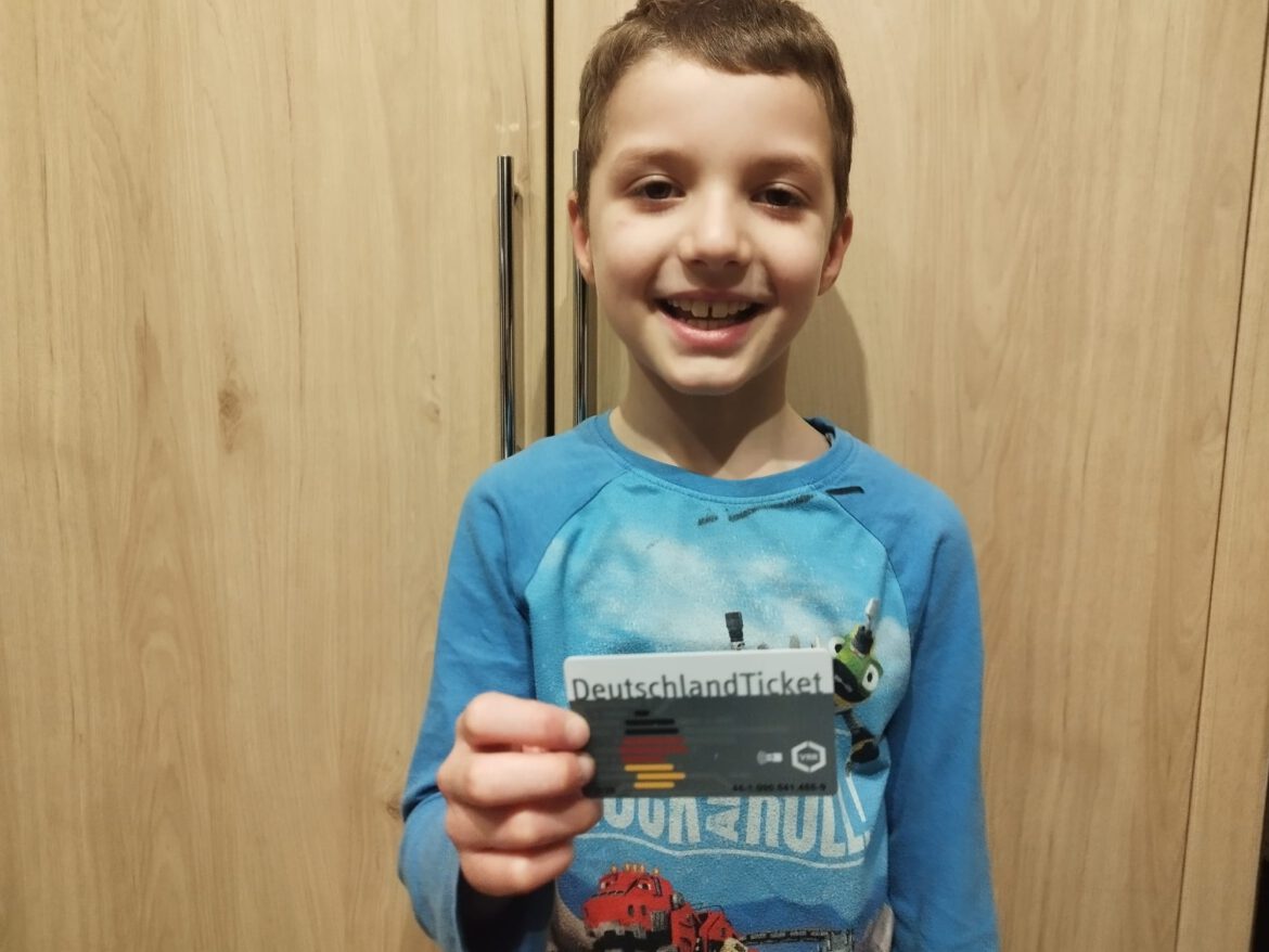 Jason ist stolz auf sein „Schoko“-Ticket … und sagt DANKE an seine Paten