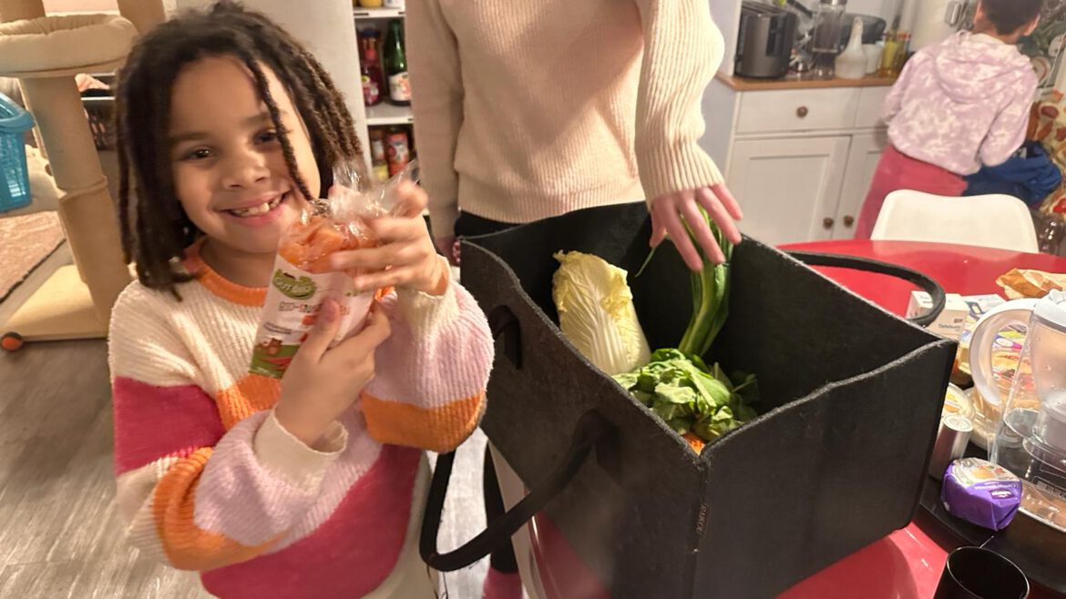 Emma + Jemimah freuen sich besonders über das leckere Obst und Gemüse