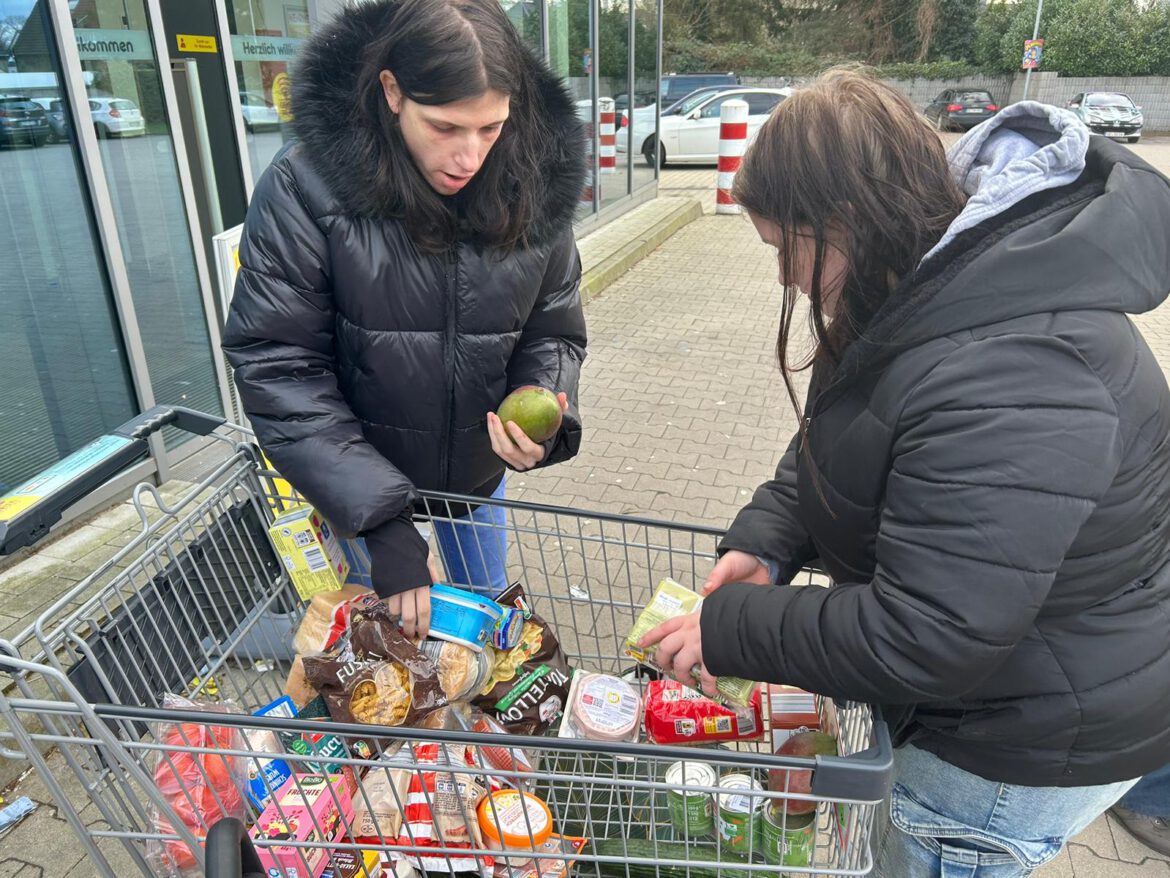 Wocheneinkauf für die Familie u.a. mit frischem Obst- u. Gemüse