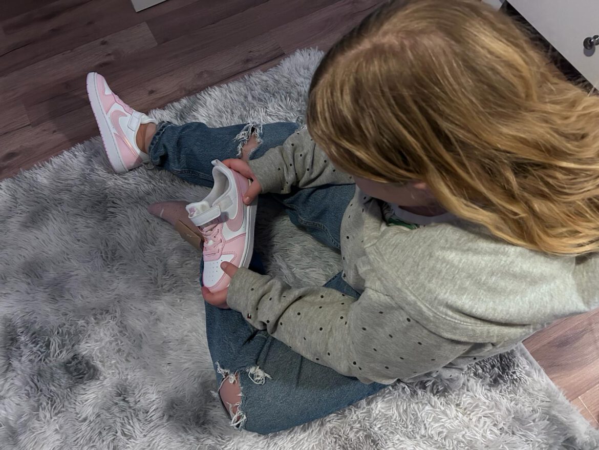 Neue Schuhe für unsere Kinder: hier Lina + Luca