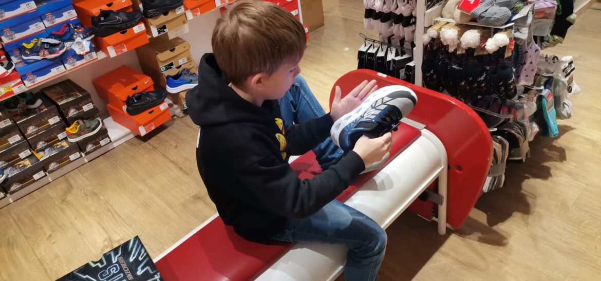 Die Schuh-Paten haben für die Geschwister neue Schuhe ermöglicht