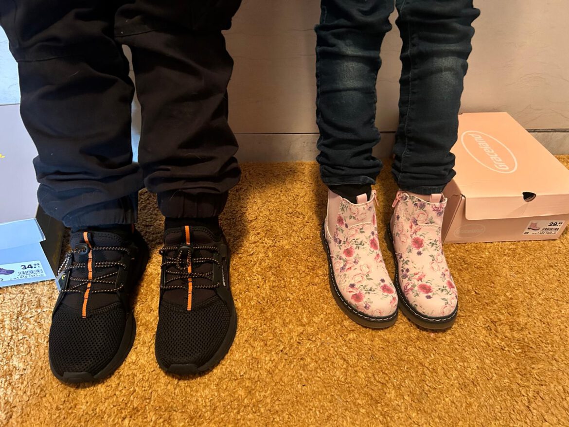 Malik + Malia bekamen neue Schuhe