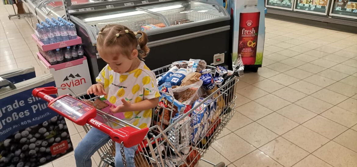 Einkauf für eine Familie mit 4 Kindern – die Kinder freuen sich über leckeres Obst