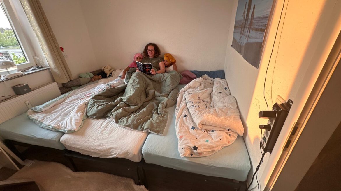Ein Familienbett für die Familie von Emma und Jemimah
