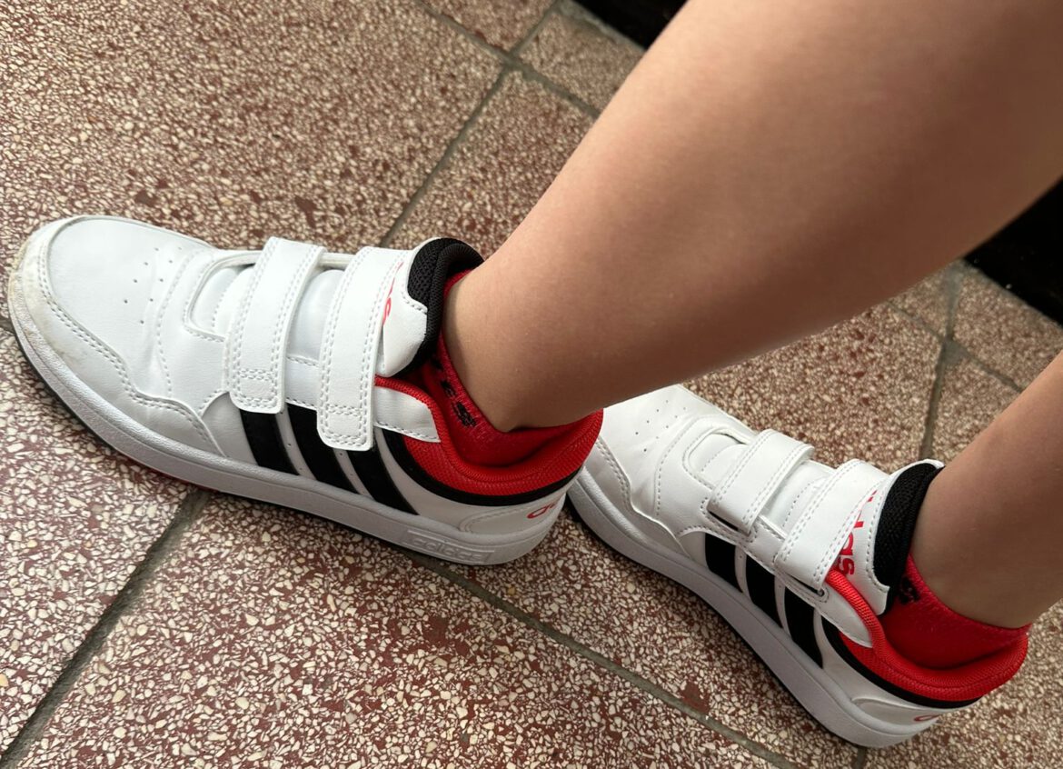 Liam freut sich riesig über seine neuen Schuhe