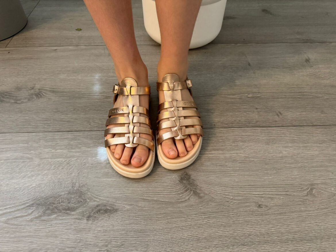 Neue Schuhe für die Geschwister – Dank ihrer Schuh-Patin