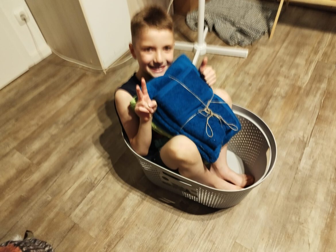 Joanna und Jason freuen sich über ihre neuen Badesachen