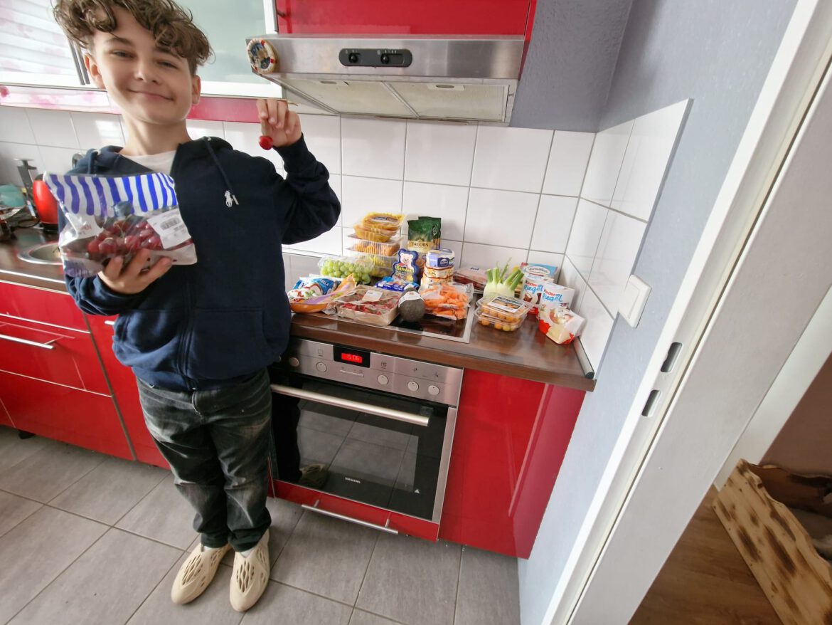 Kevin freut sich über die leckeren Kirschen und sagt: DANKE an die Obst- u. Gemüse-Paten