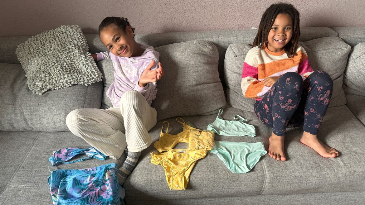 Neue Badesachen für Emma + Jemimah