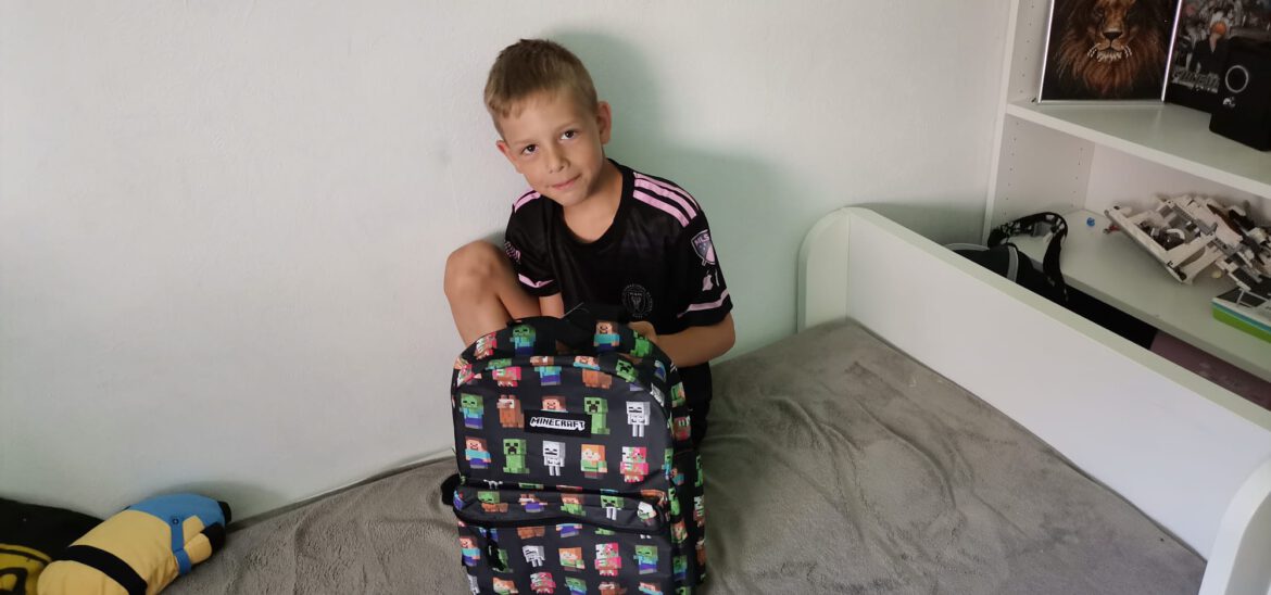 Miron strahlt… passend zur Trinkflasche gab es den Schulrucksack