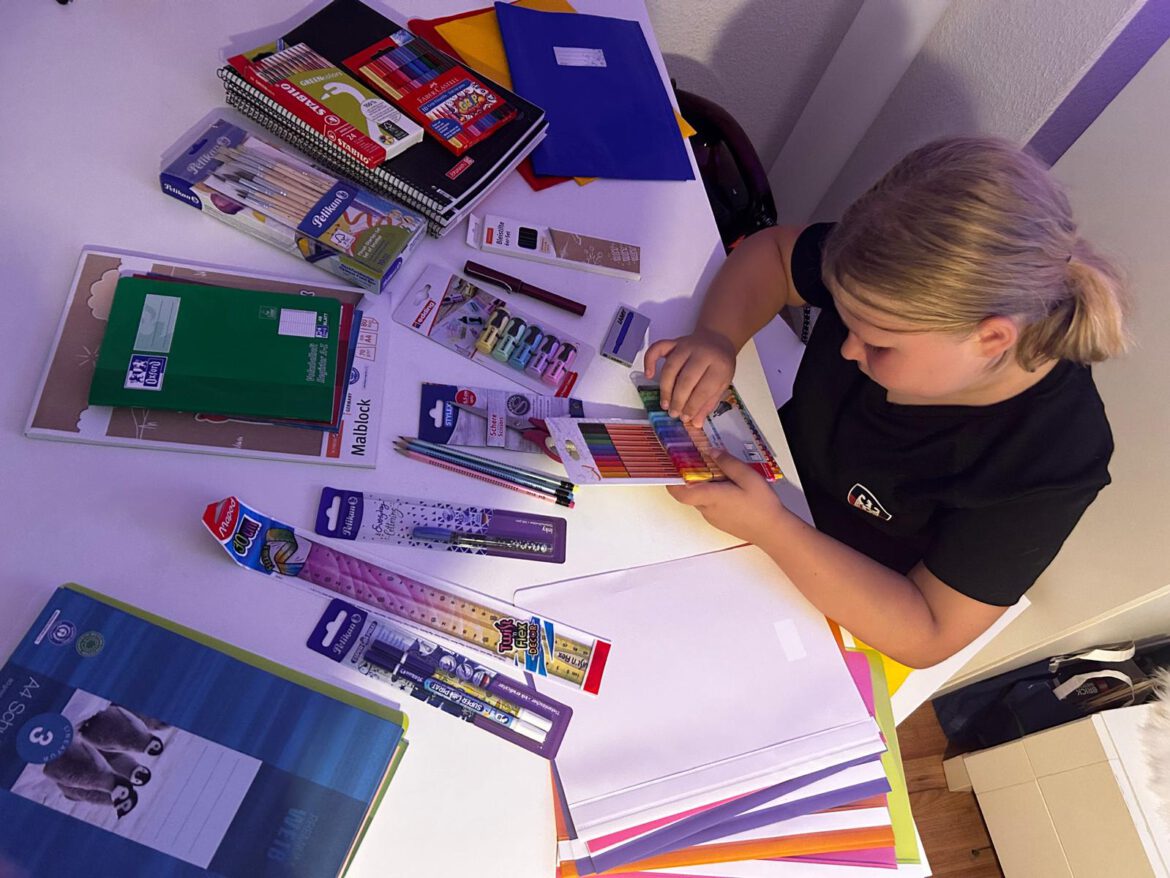 Unsere Kinder bekommen neue Schulsachen – Ende August fängt das neue Schuljahr an