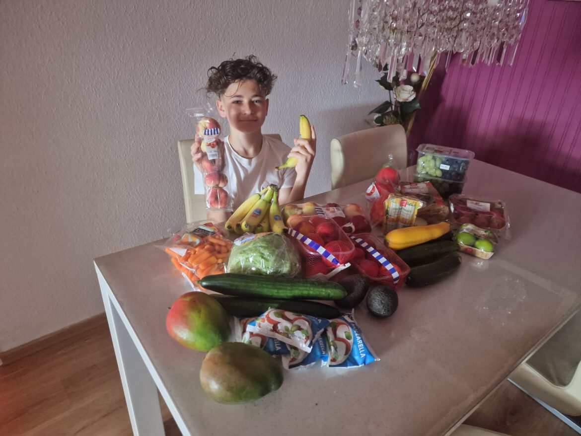 Kevin durfte sich wieder freuen und sagt danke an die Obst- u. Gemüse-Patinnen + Paten