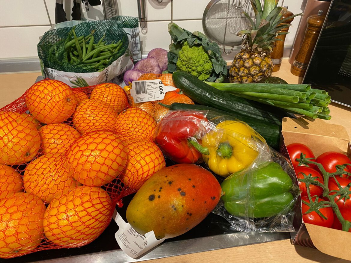 Lebensmittel und Obst für die Familie von Moritz