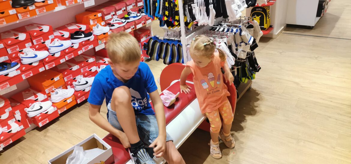 Daria + Miron bekamen neue Schuhe und Hausschuhe für KiTa + Schule