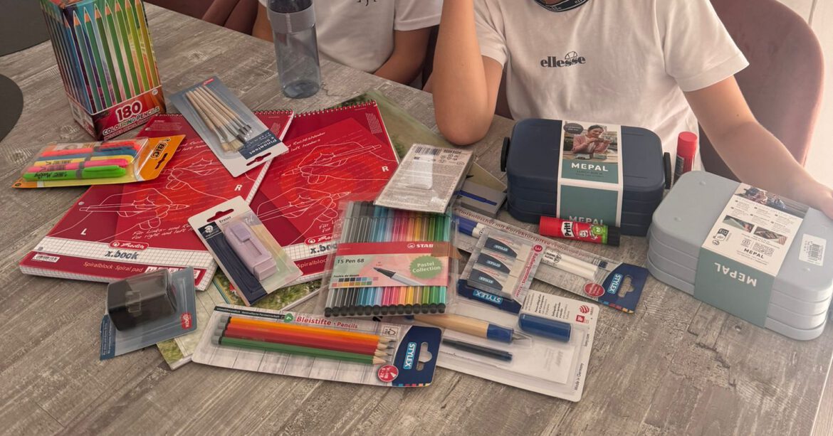 Wir haben weitere Schulsachen verteilt und einen Zuschuß pro Kind gegeben