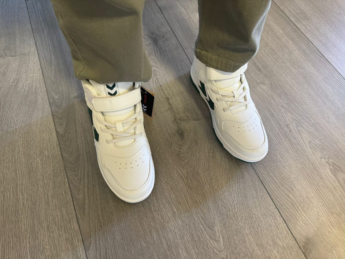 Die Geschwister strahlen und sagen Danke für ihre warme Kleidung und neuen Schuhe