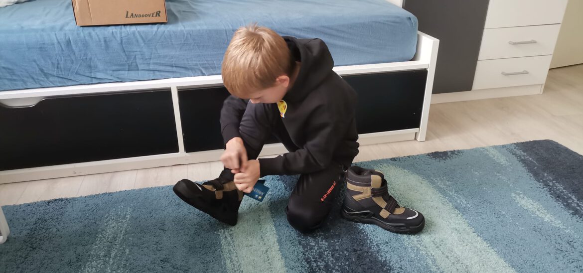 Auch diese Geschwister konnten sich über neue Schuhe freuen