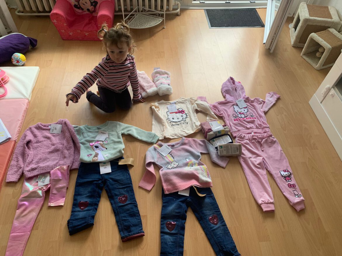 Die kleine Zoe konnte sich auch über warme Sachen freuen