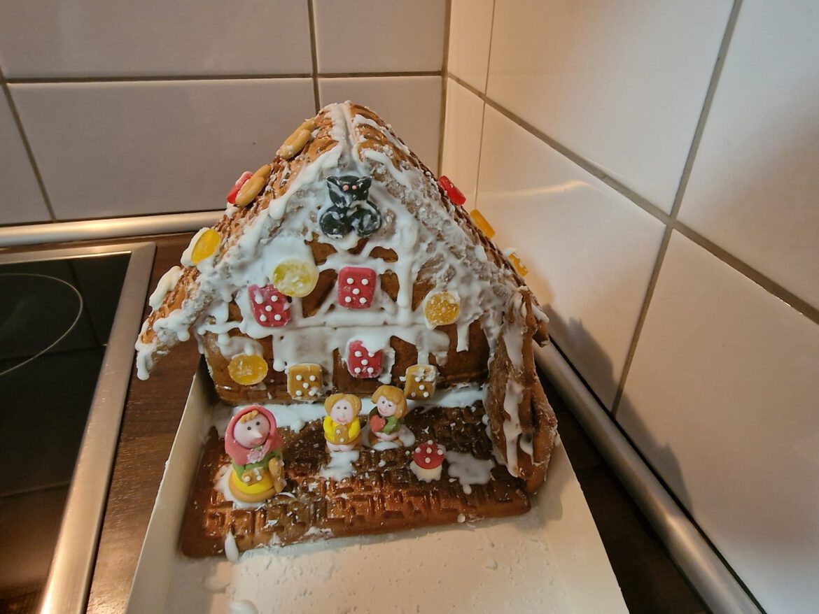 Kevin hat das Hexenhaus fertiggestellt