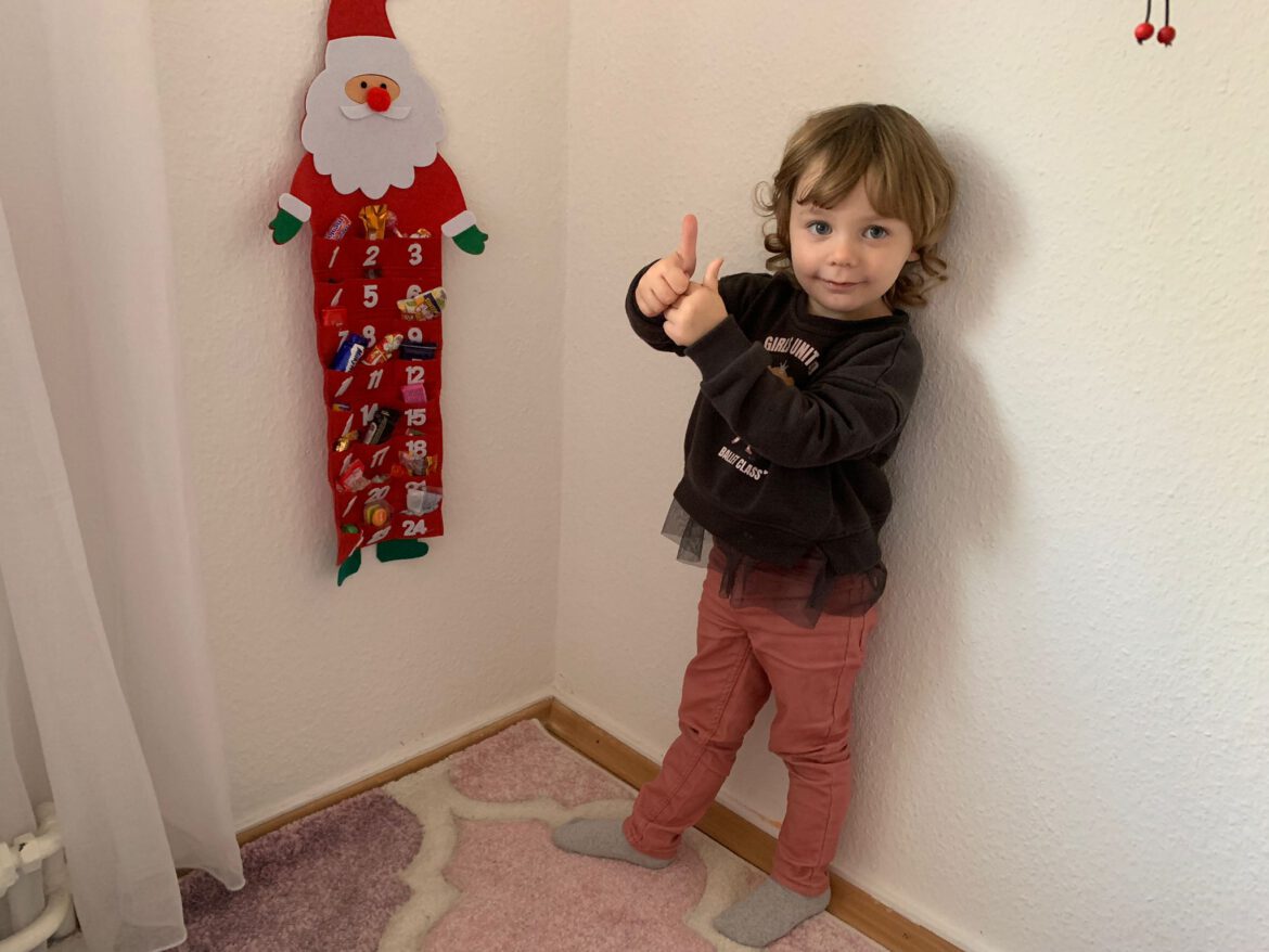 Die Adventskalender der Kinder sind befüllt und es darf seit dem 1. Dezember genascht werden